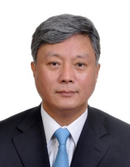 穿着西装的男人在微笑AI 生成的内容可能不正确。 穿着西装的男人在微笑AI 生成的内容可能不正确。