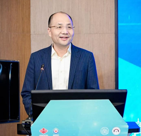 穿着西装笔挺的男子与配字 AI 生成的内容可能不正确。 穿着西装笔挺的男子与配字 AI 生成的内容可能不正确。