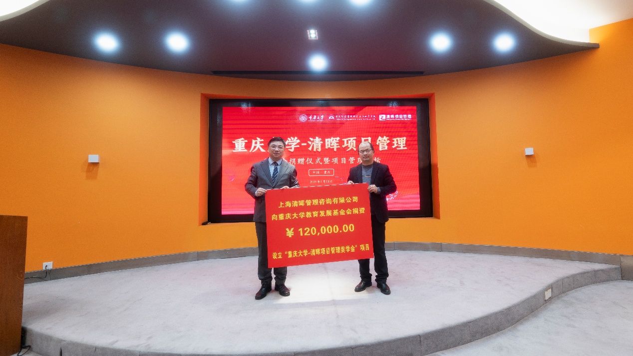 图片包含 室内, 天花板, 桌子, 建筑AI 生成的内容可能不正确。