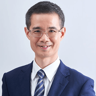 穿着西装的男人在微笑描述已自动生成